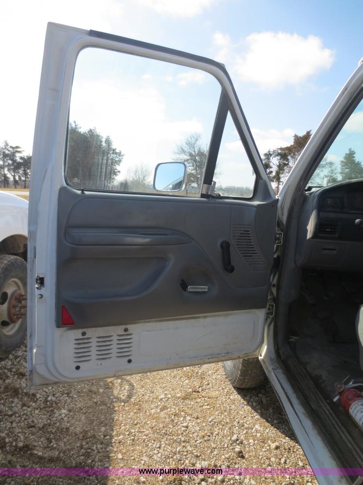 image for item F6613 1995 Ford F450 Super Duty flatbed truck