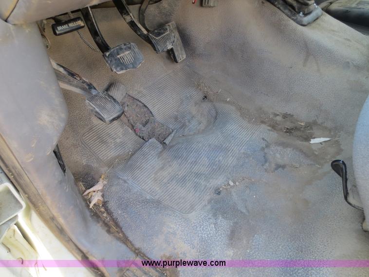 image for item F6613 1995 Ford F450 Super Duty flatbed truck