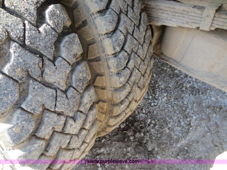 image for item F6614 2001 Ford F350 flatbed truck