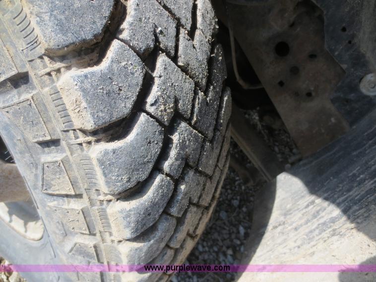 image for item F6614 2001 Ford F350 flatbed truck