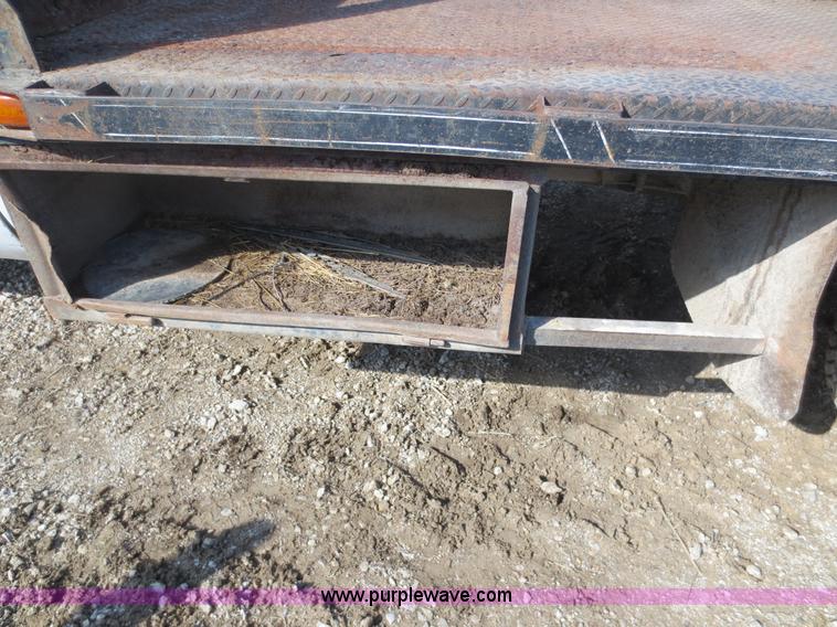 image for item F6614 2001 Ford F350 flatbed truck