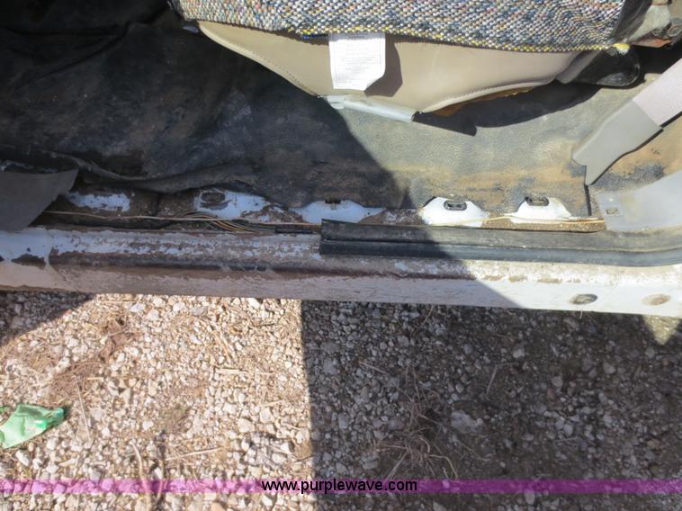 image for item F6614 2001 Ford F350 flatbed truck