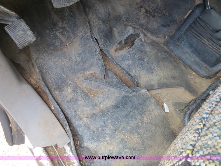 image for item F6614 2001 Ford F350 flatbed truck