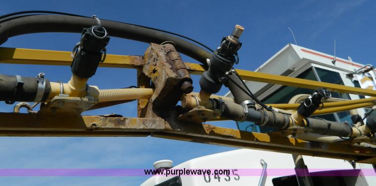 image for item G7552 1994 Tyler 4275 self-propelled sprayer