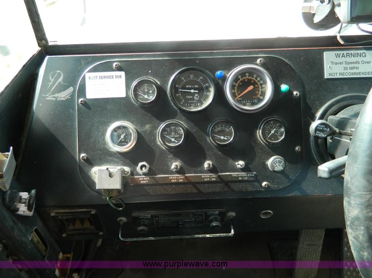 image for item G7552 1994 Tyler 4275 self-propelled sprayer