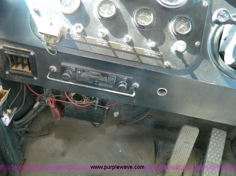 image for item G7552 1994 Tyler 4275 self-propelled sprayer