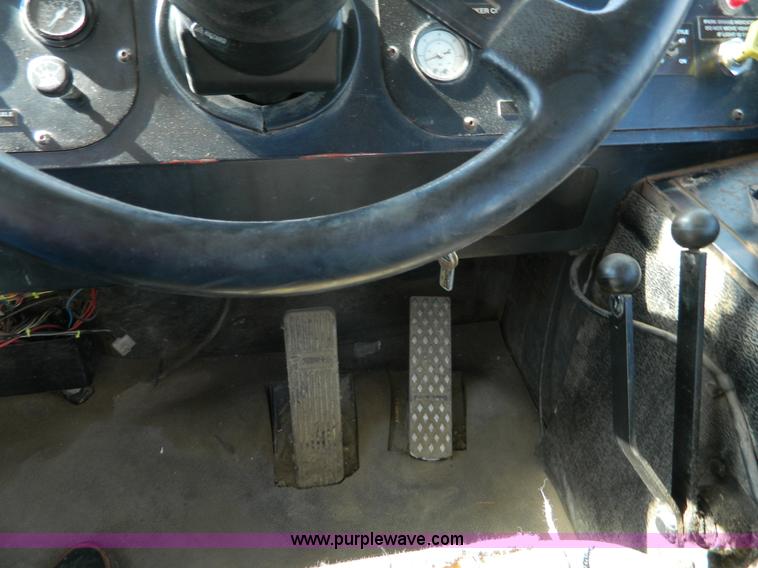 image for item G7552 1994 Tyler 4275 self-propelled sprayer