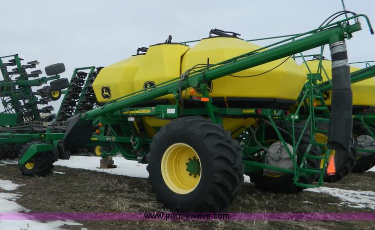 image for item G7728 2006 John Deere 1890 air seeder with 1910 cart