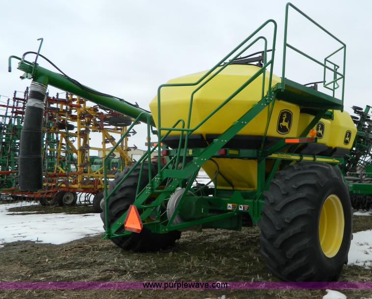 image for item G7728 2006 John Deere 1890 air seeder with 1910 cart