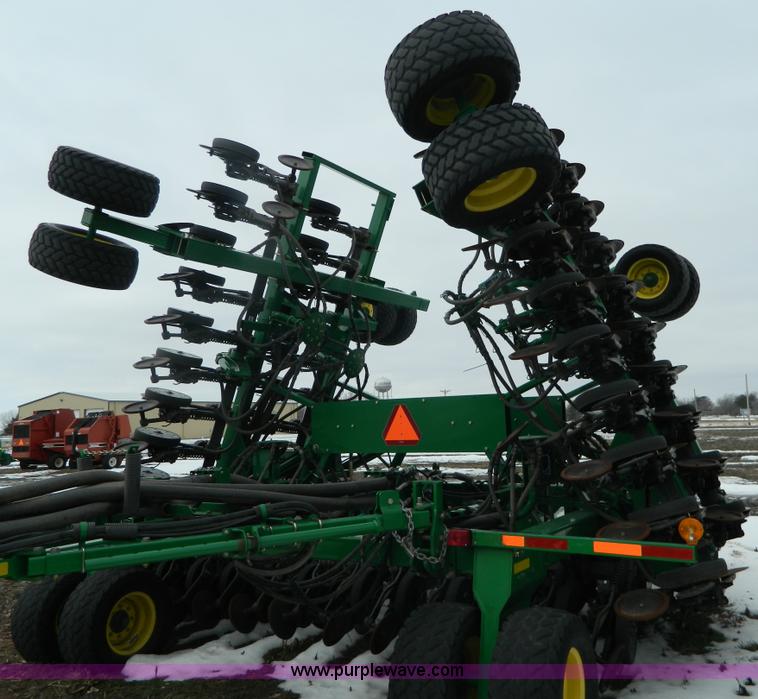 image for item G7728 2006 John Deere 1890 air seeder with 1910 cart