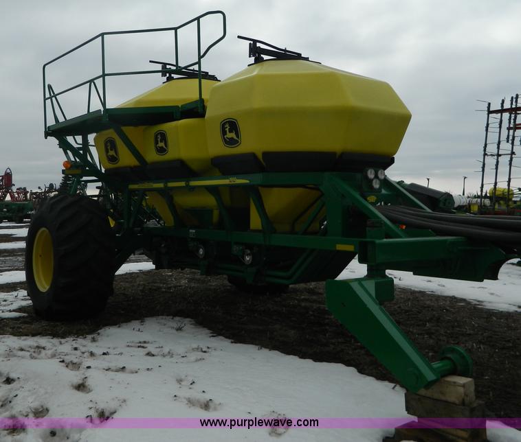 image for item G7728 2006 John Deere 1890 air seeder with 1910 cart