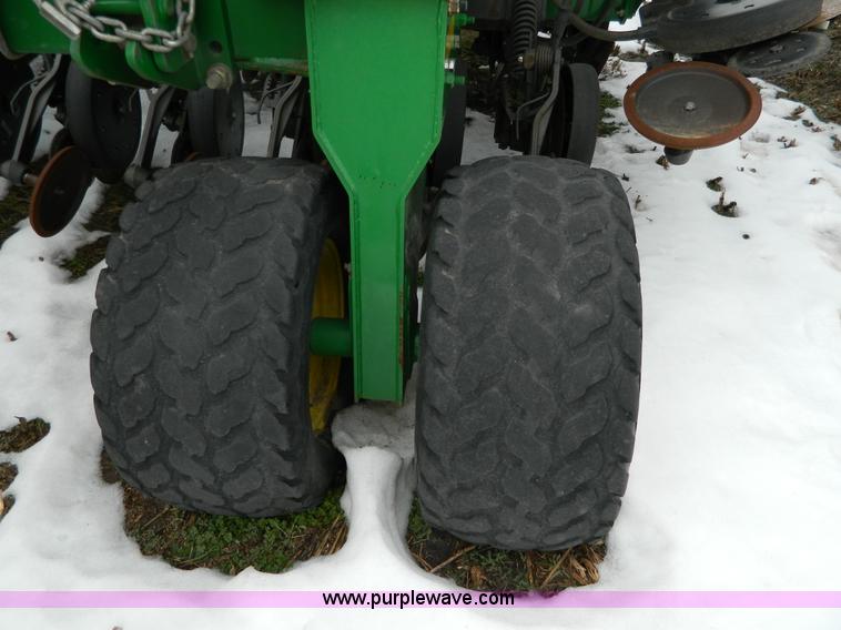 image for item G7728 2006 John Deere 1890 air seeder with 1910 cart