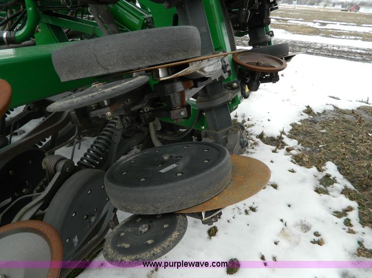 image for item G7728 2006 John Deere 1890 air seeder with 1910 cart