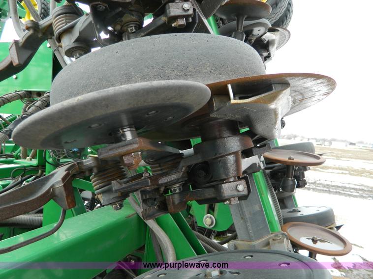 image for item G7728 2006 John Deere 1890 air seeder with 1910 cart