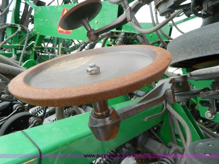 image for item G7728 2006 John Deere 1890 air seeder with 1910 cart