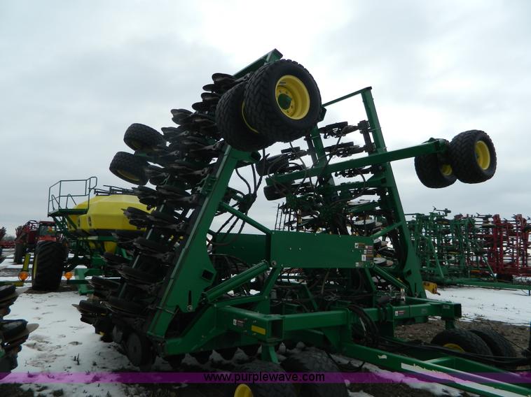 image for item G7728 2006 John Deere 1890 air seeder with 1910 cart
