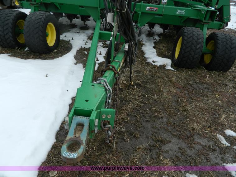 image for item G7728 2006 John Deere 1890 air seeder with 1910 cart