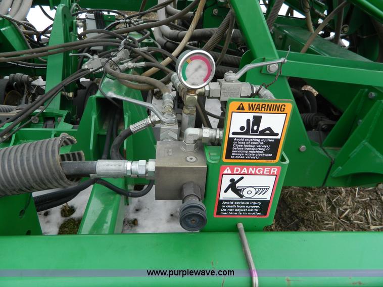 image for item G7728 2006 John Deere 1890 air seeder with 1910 cart