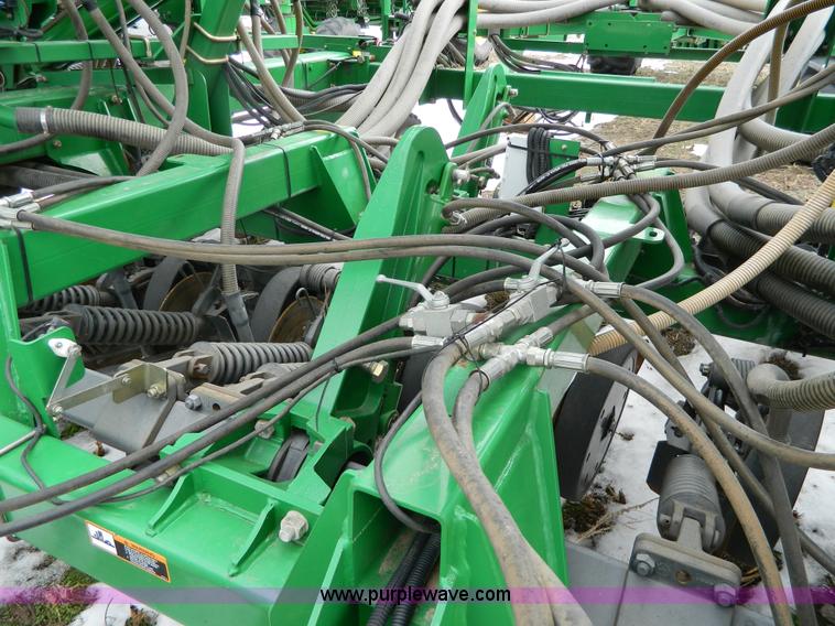 image for item G7728 2006 John Deere 1890 air seeder with 1910 cart