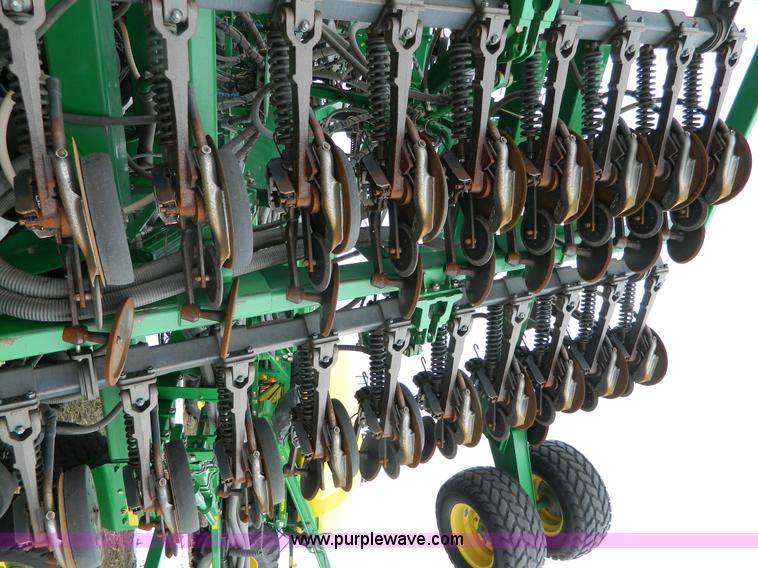 image for item G7728 2006 John Deere 1890 air seeder with 1910 cart