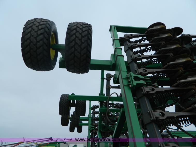 image for item G7728 2006 John Deere 1890 air seeder with 1910 cart