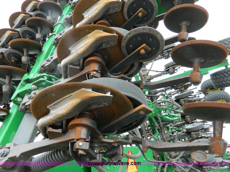 image for item G7728 2006 John Deere 1890 air seeder with 1910 cart