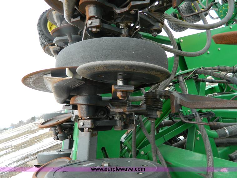 image for item G7728 2006 John Deere 1890 air seeder with 1910 cart