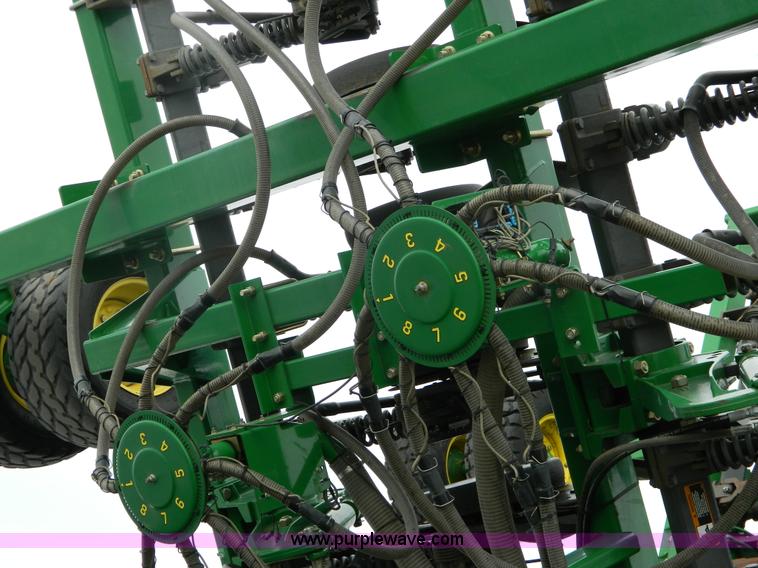 image for item G7728 2006 John Deere 1890 air seeder with 1910 cart