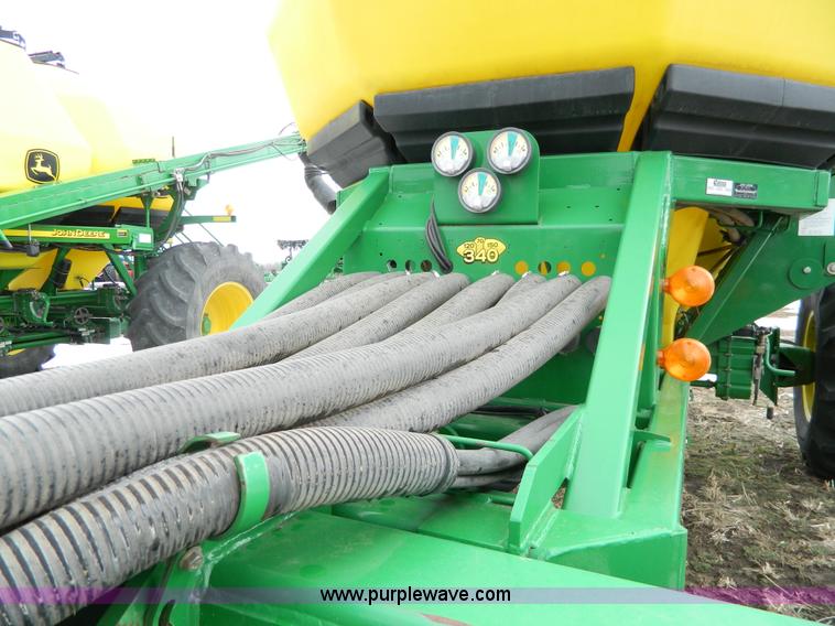 image for item G7728 2006 John Deere 1890 air seeder with 1910 cart