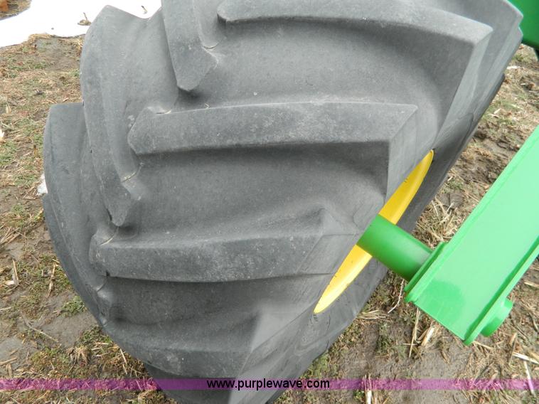 image for item G7728 2006 John Deere 1890 air seeder with 1910 cart