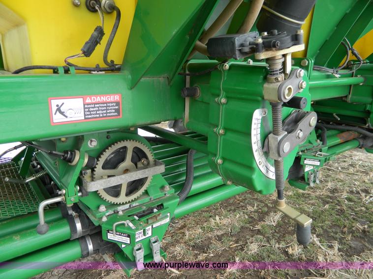 image for item G7728 2006 John Deere 1890 air seeder with 1910 cart