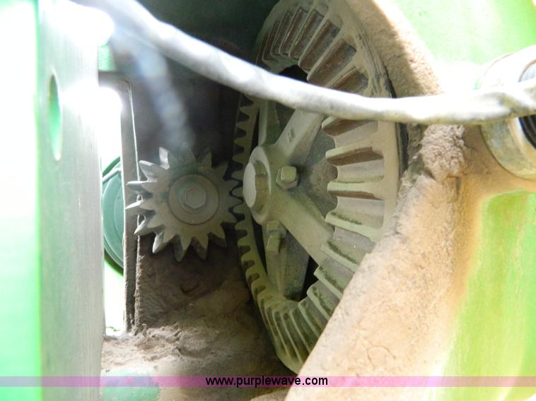 image for item G7728 2006 John Deere 1890 air seeder with 1910 cart