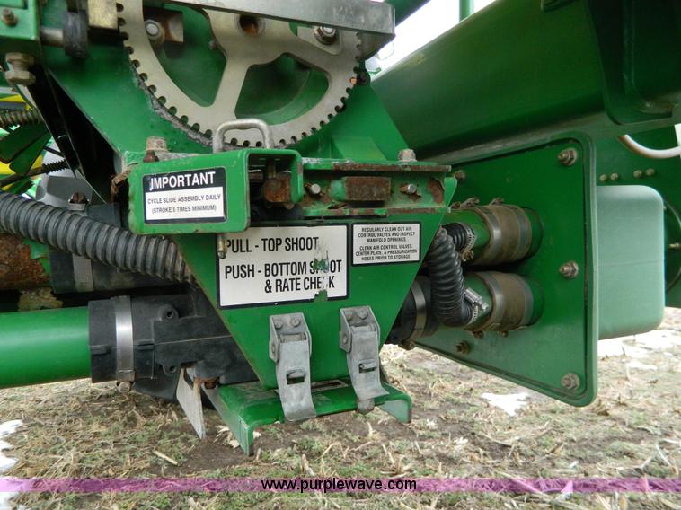 image for item G7728 2006 John Deere 1890 air seeder with 1910 cart