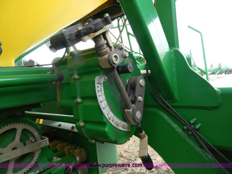image for item G7728 2006 John Deere 1890 air seeder with 1910 cart