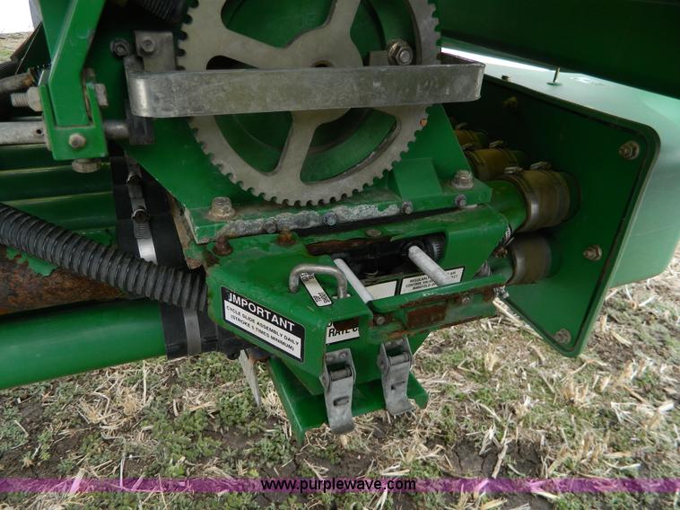 image for item G7728 2006 John Deere 1890 air seeder with 1910 cart