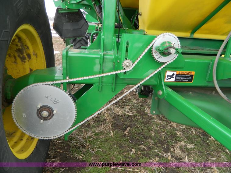 image for item G7728 2006 John Deere 1890 air seeder with 1910 cart