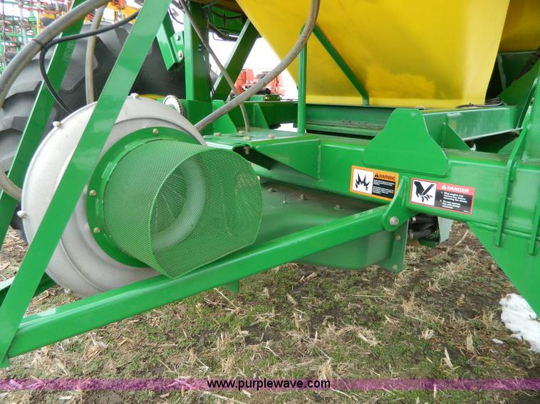 image for item G7728 2006 John Deere 1890 air seeder with 1910 cart