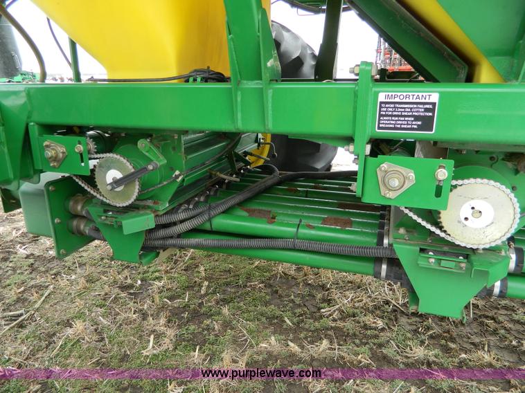 image for item G7728 2006 John Deere 1890 air seeder with 1910 cart