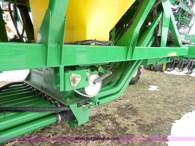 image for item G7728 2006 John Deere 1890 air seeder with 1910 cart