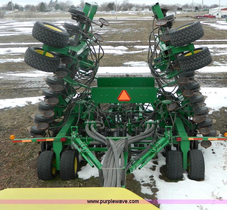 image for item G7728 2006 John Deere 1890 air seeder with 1910 cart