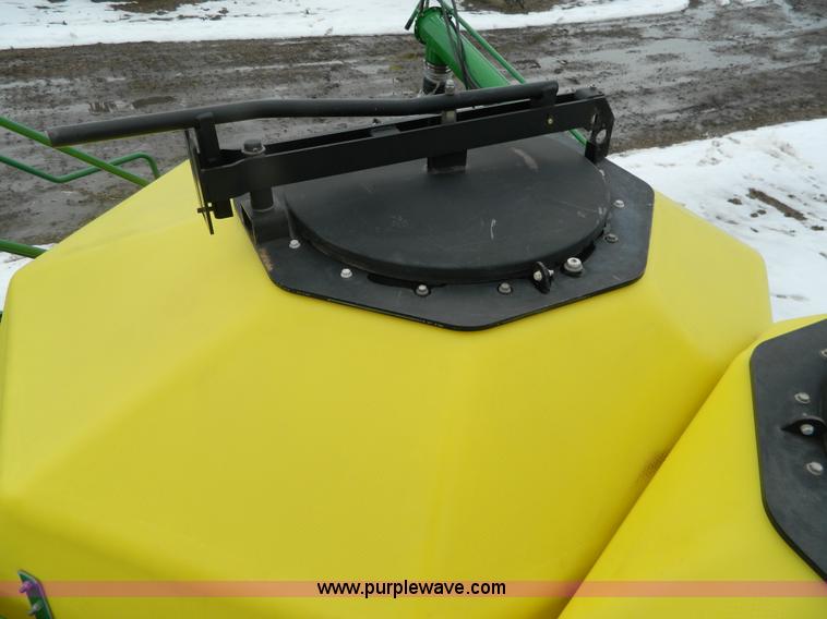 image for item G7728 2006 John Deere 1890 air seeder with 1910 cart