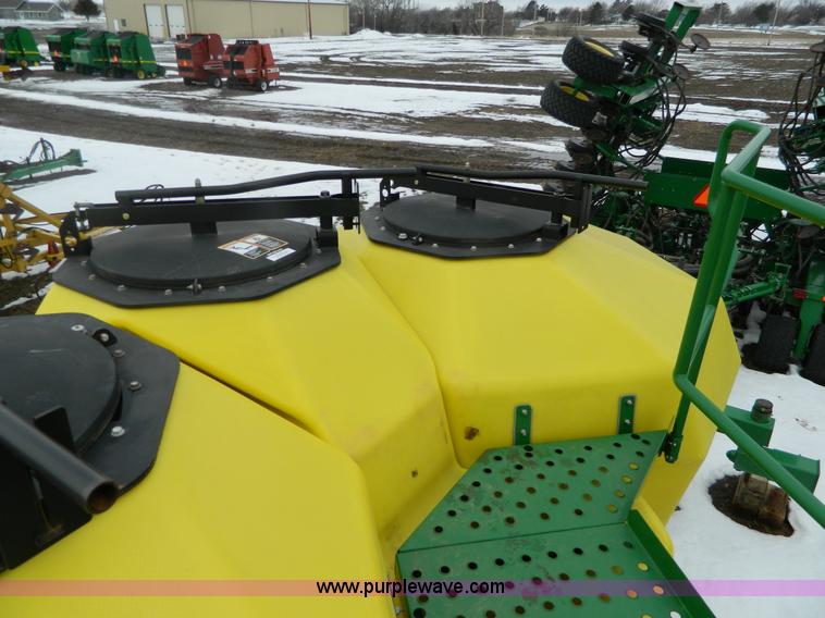 image for item G7728 2006 John Deere 1890 air seeder with 1910 cart