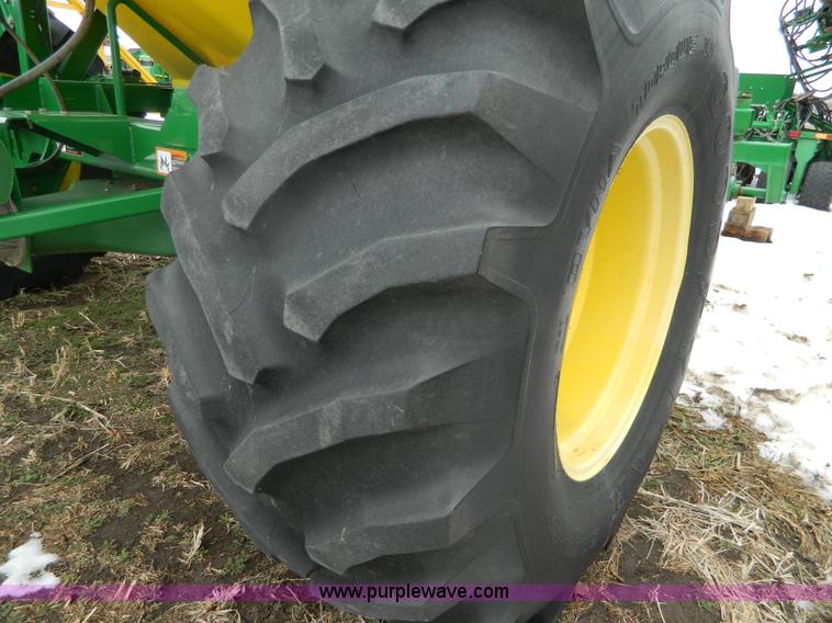 image for item G7728 2006 John Deere 1890 air seeder with 1910 cart