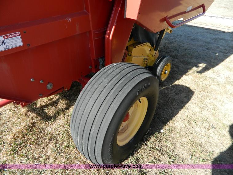 image for item G7731 2004 New Holland BR780 round baler