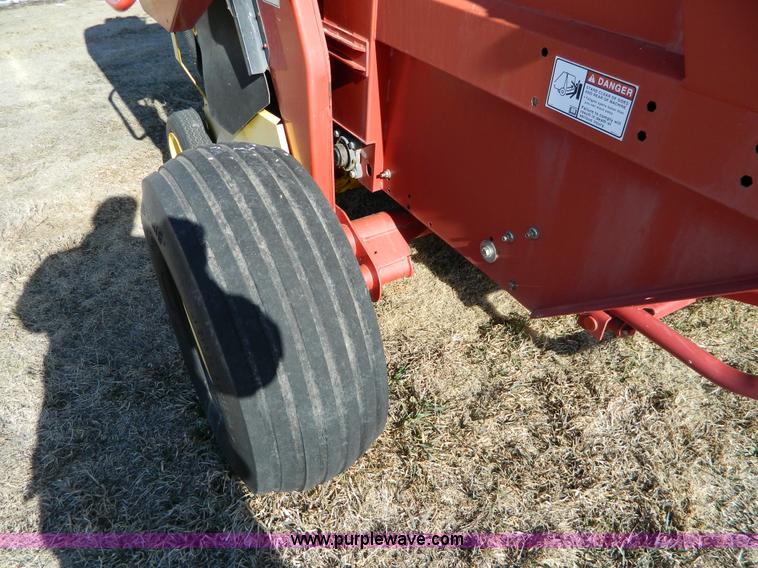 image for item G7731 2004 New Holland BR780 round baler