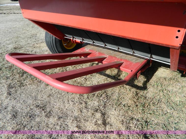 image for item G7731 2004 New Holland BR780 round baler