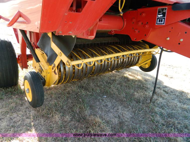 image for item G7731 2004 New Holland BR780 round baler