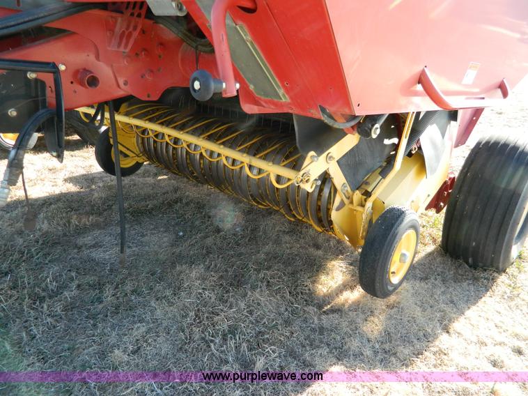 image for item G7731 2004 New Holland BR780 round baler