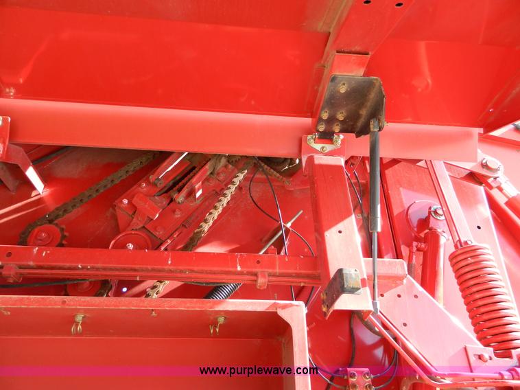 image for item G7731 2004 New Holland BR780 round baler