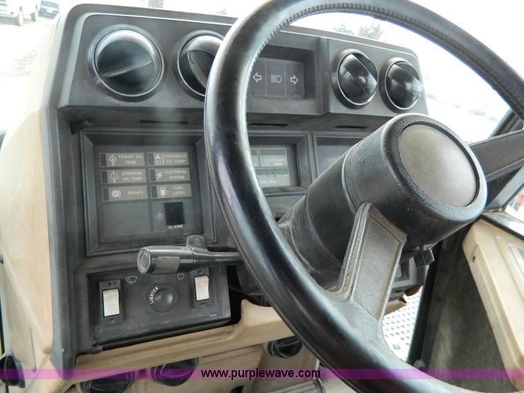 image for item G7742 1989 Caterpillar Challenger 65A  tractor